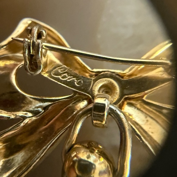 Xxsoldxx An Early Coro 1 golden & slvr Bow with mustard seed ball Guc 1.5" x 1" - Picture 5 of 9